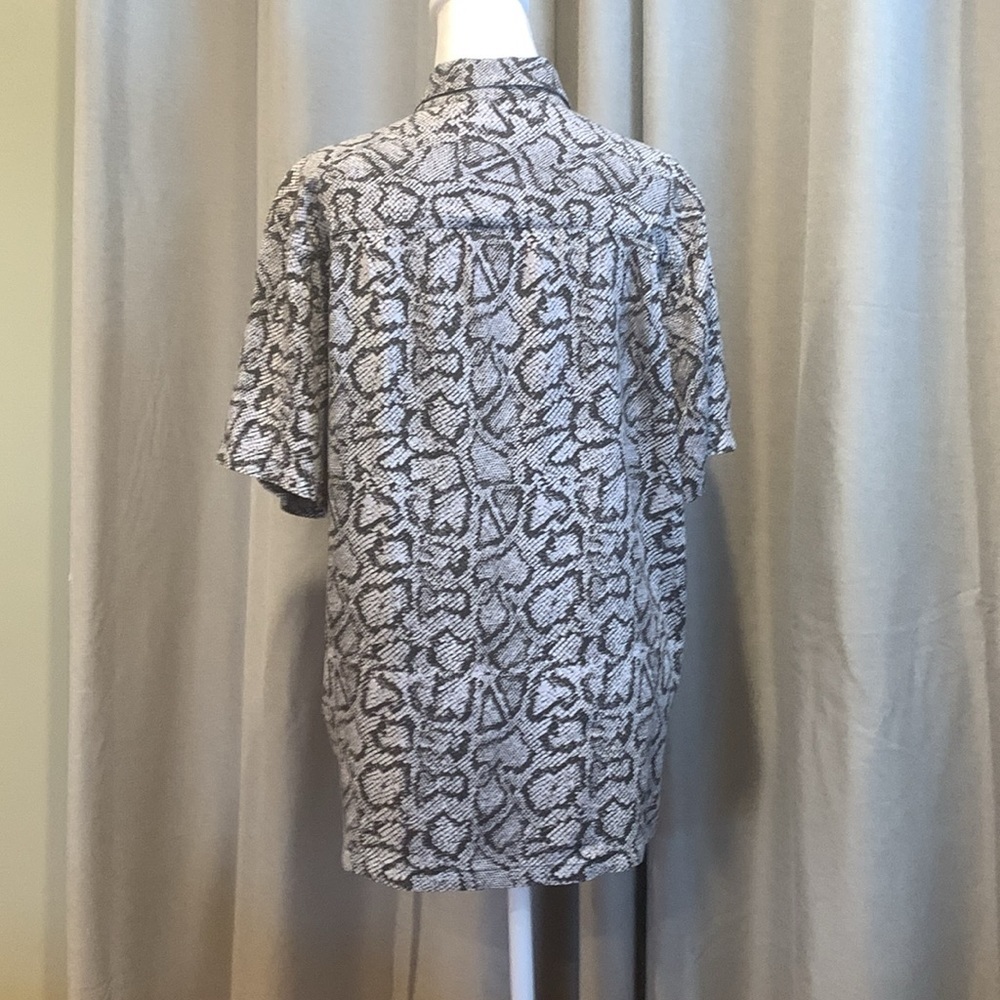 Urban Outfitters Snake Skin Design Button Down Shortsleeved Top Size Small - Picture 4 of 13